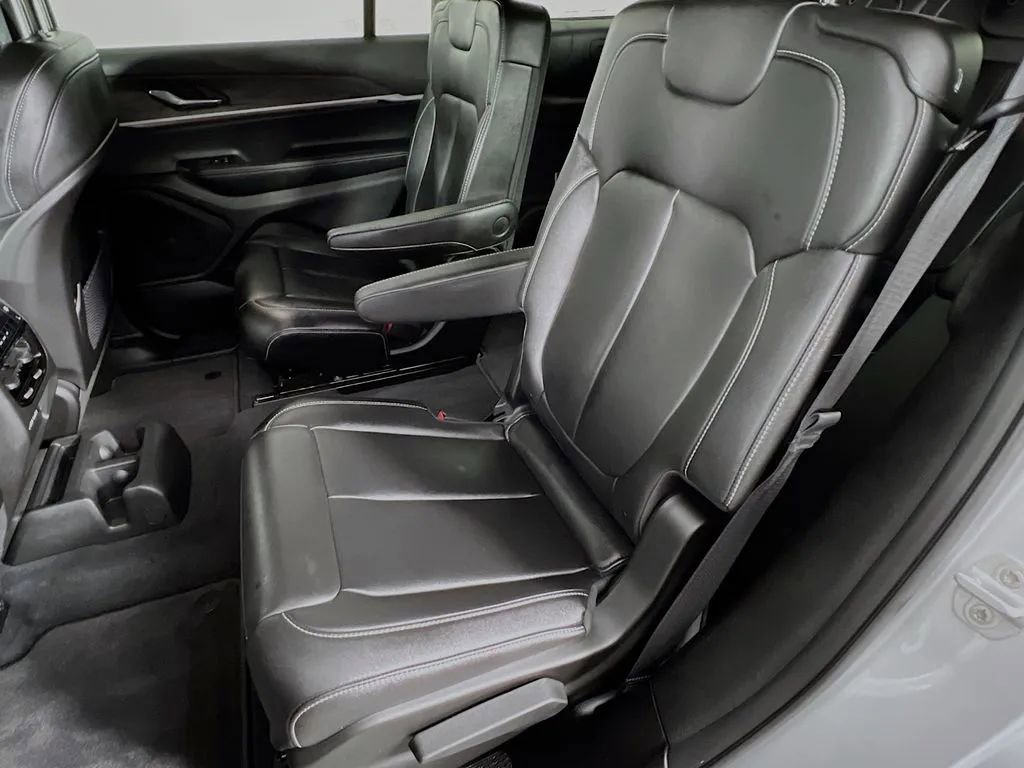 Used 2025 Jeep Grand Cherokee L Limited w/ Black Appearance Package image 25