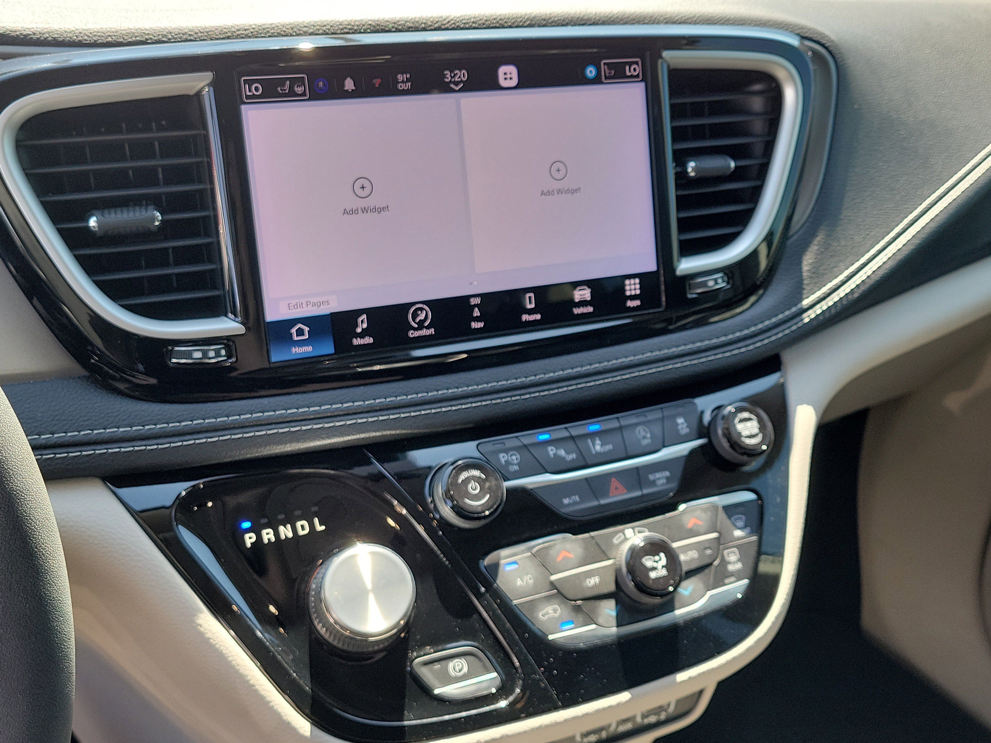 Used 2022 Chrysler Pacifica Touring-L w/ Uconnect Theater Family Group image 27