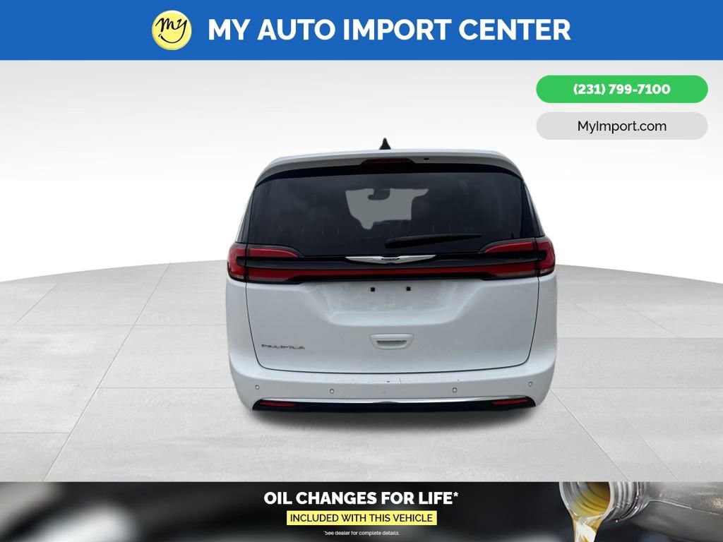 Used 2023 Chrysler Pacifica Touring-L FWD image 6