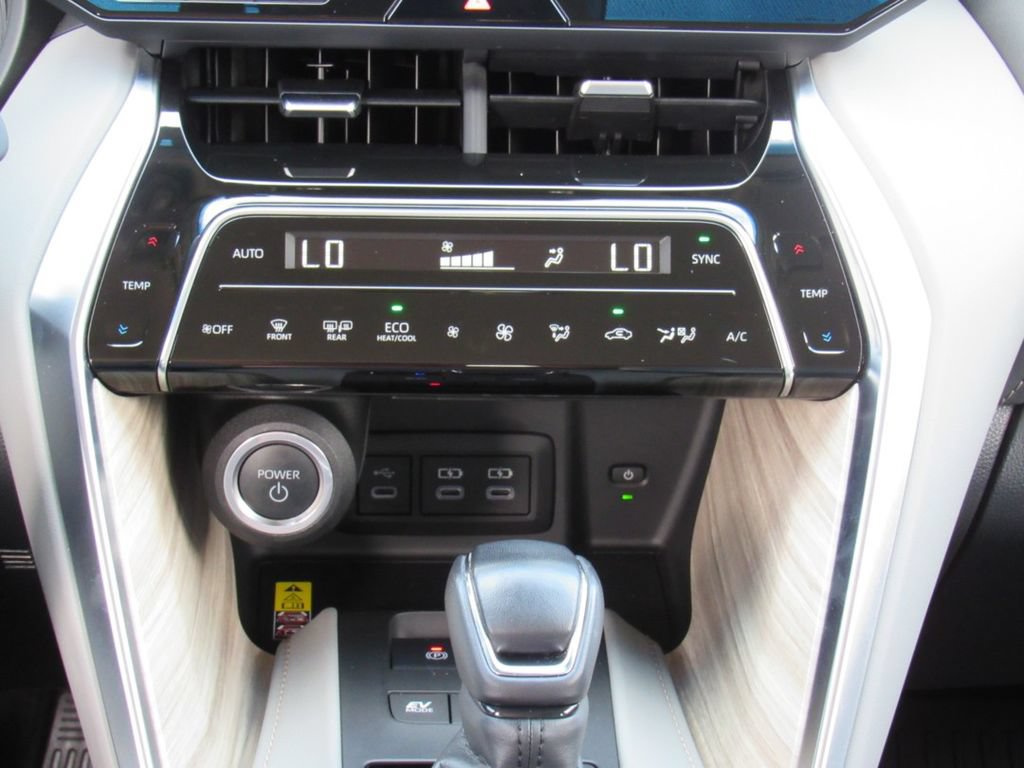 Used 2024 Toyota Venza XLE AWD/4WD image 22