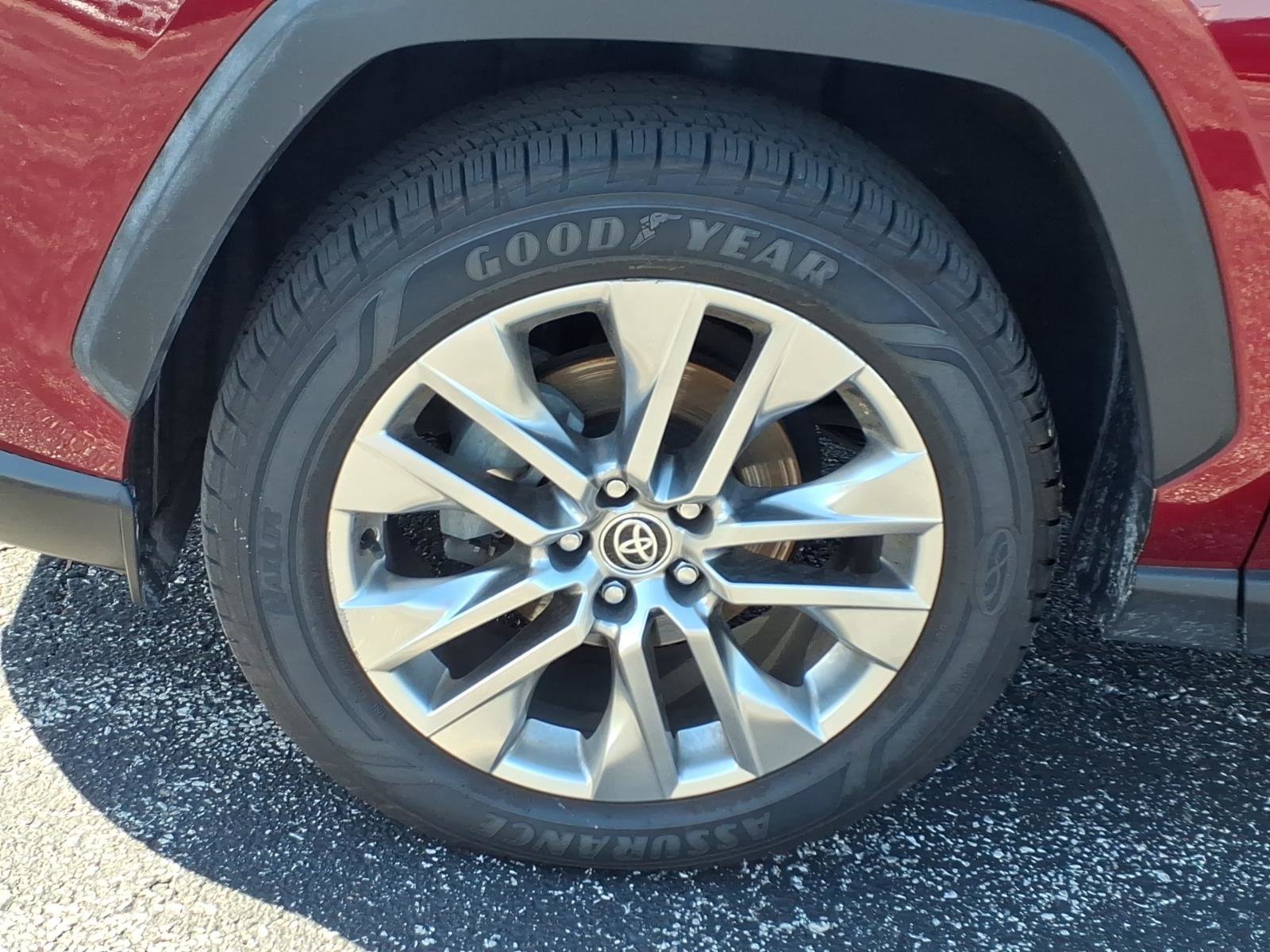 Used 2021 Toyota RAV4 XLE Premium AWD/4WD image 32
