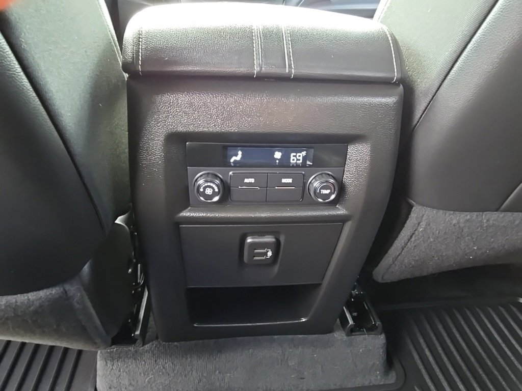 Used 2023 Chevrolet Traverse LT w/ Rear Camera Mirror Package image 17