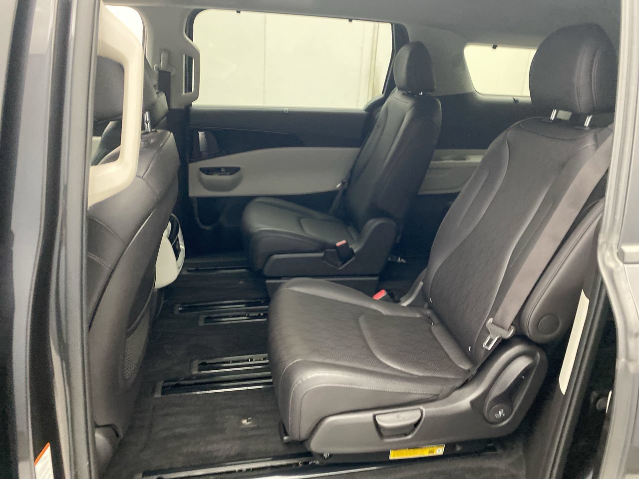 Used 2024 Kia Carnival EX FWD image 25