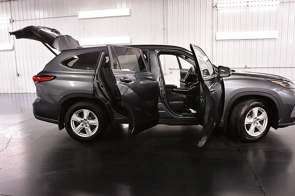 Used 2023 Toyota Highlander LE AWD/4WD image 33