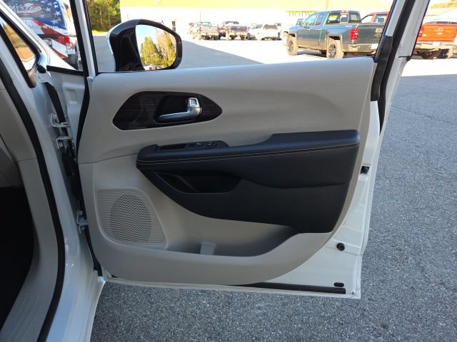 Used 2023 Chrysler Pacifica Limited FWD image 46