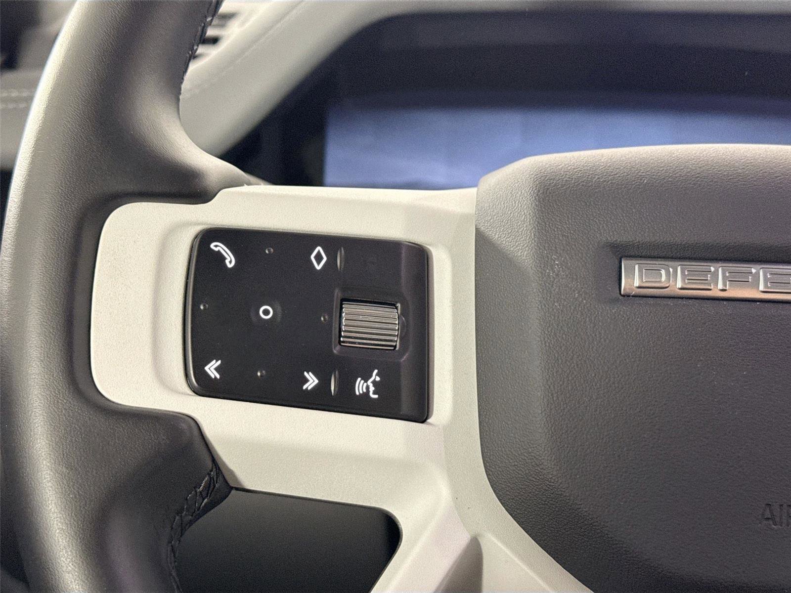 Used 2025 Land Rover Defender 110 X-Dynamic SE image 17