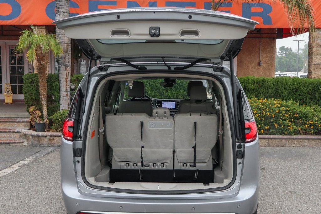 Used 2021 Chrysler Pacifica Touring-L image 8