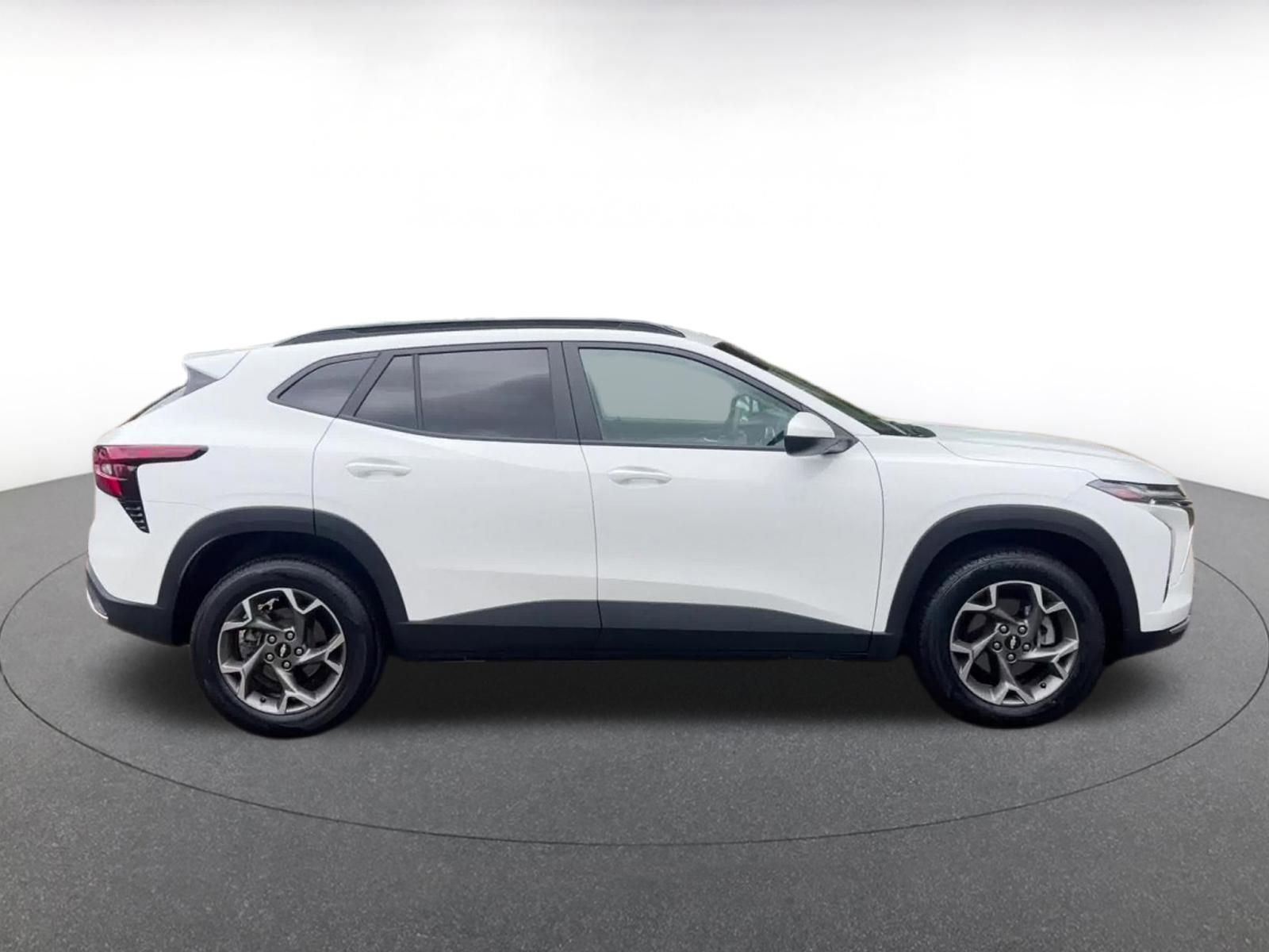 Used 2025 Chevrolet Trax LT FWD image 16