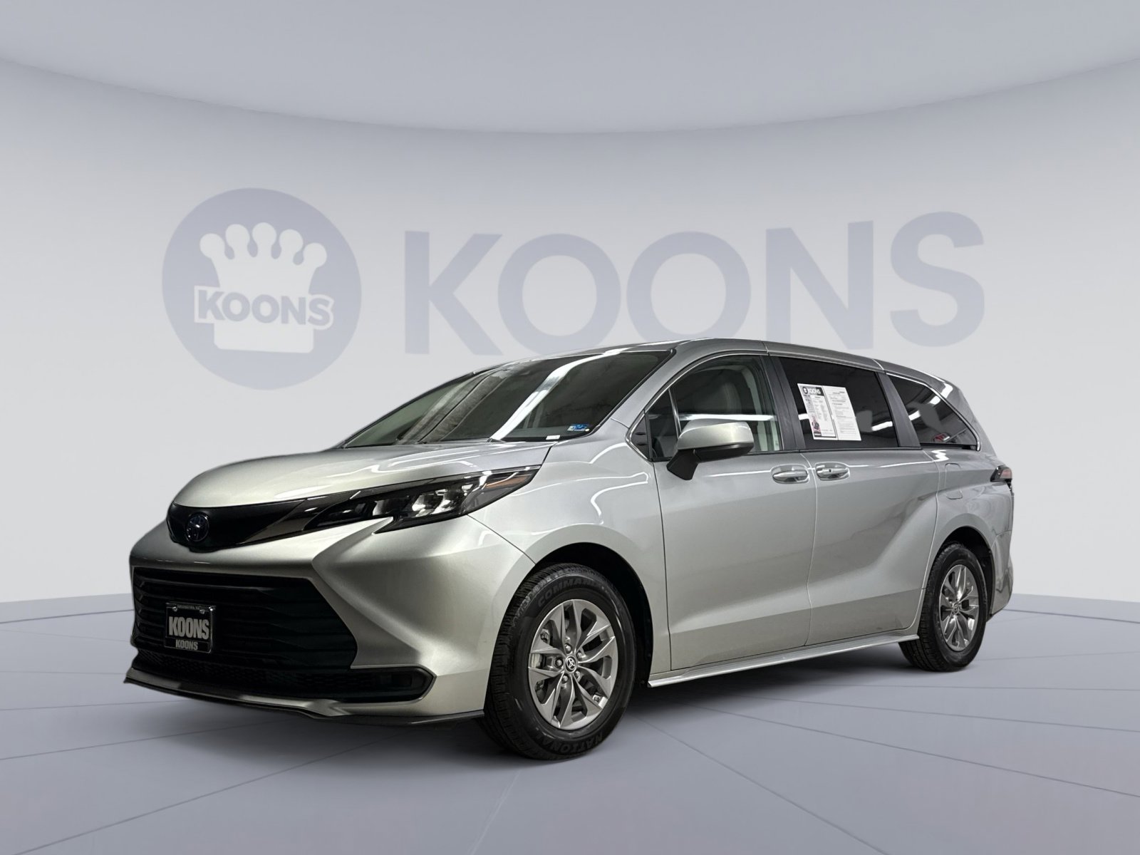 Used 2024 Toyota Sienna LE image 1