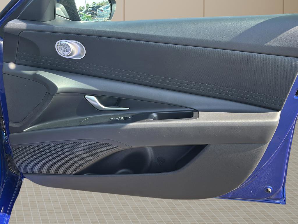 Certified 2025 Hyundai Elantra SE FWD image 37