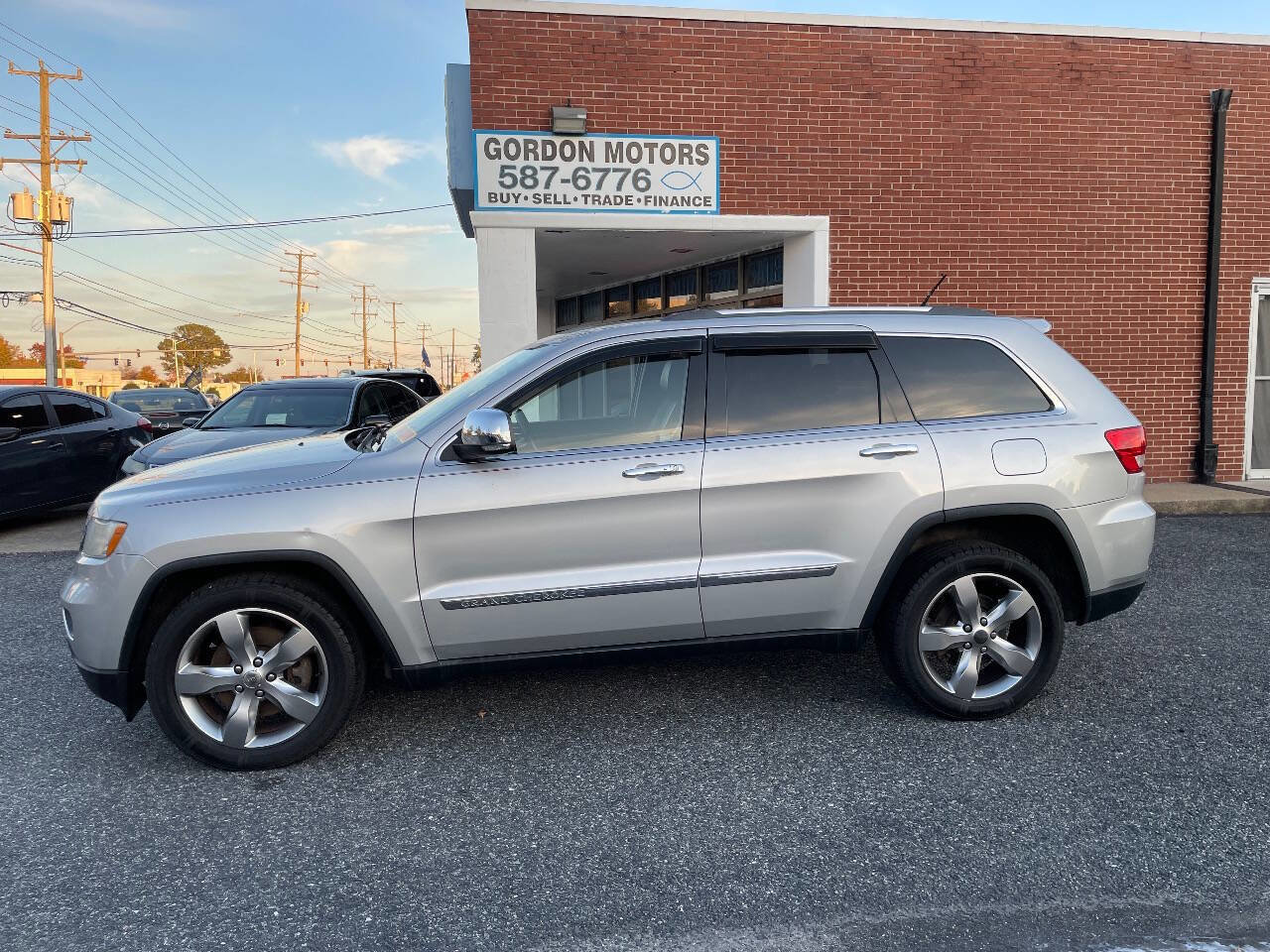 Used 2013 Jeep Grand Cherokee Limited w/ Advance Technology Group image 4