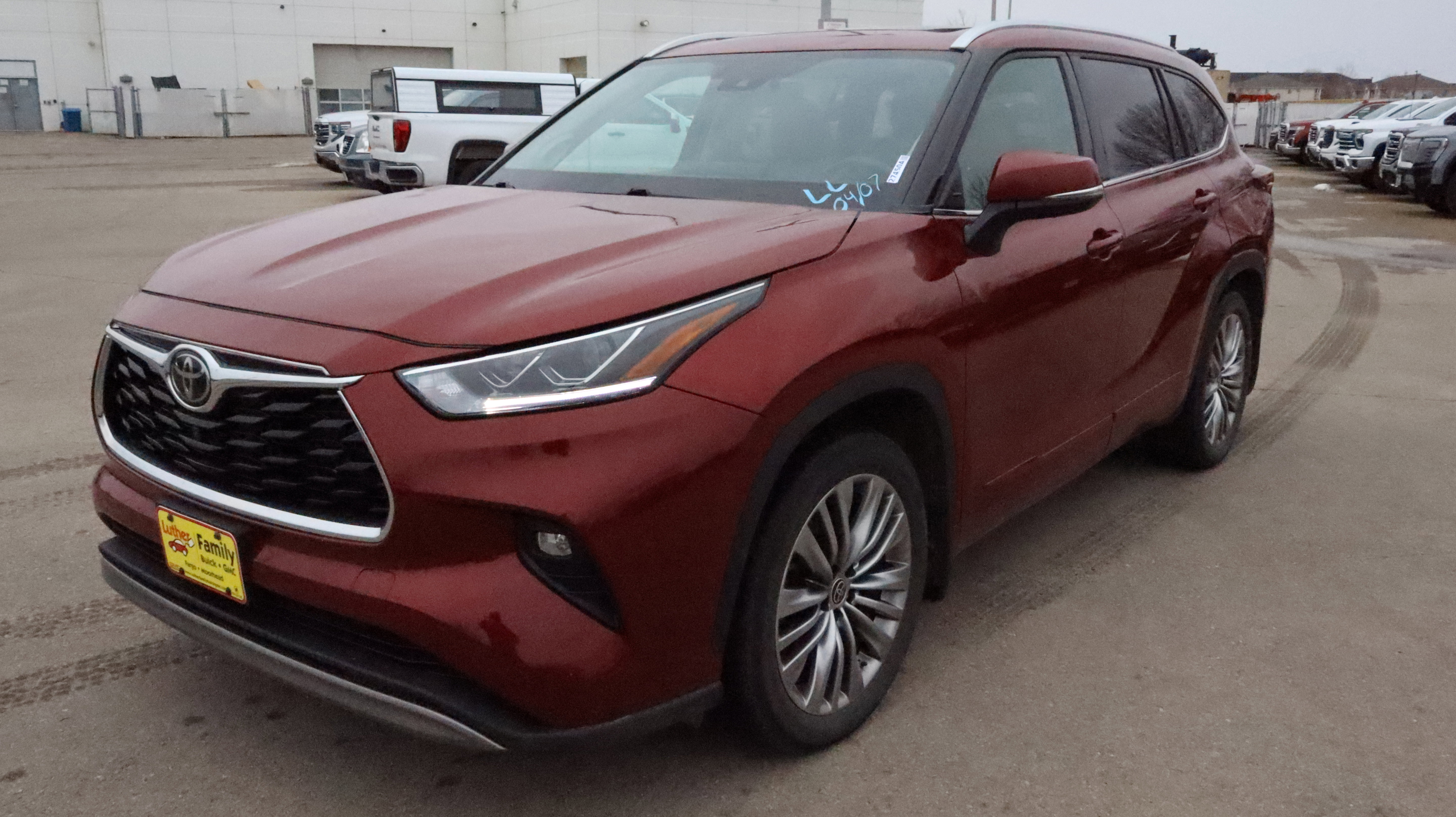 Used 2022 Toyota Highlander Platinum AWD/4WD image 3