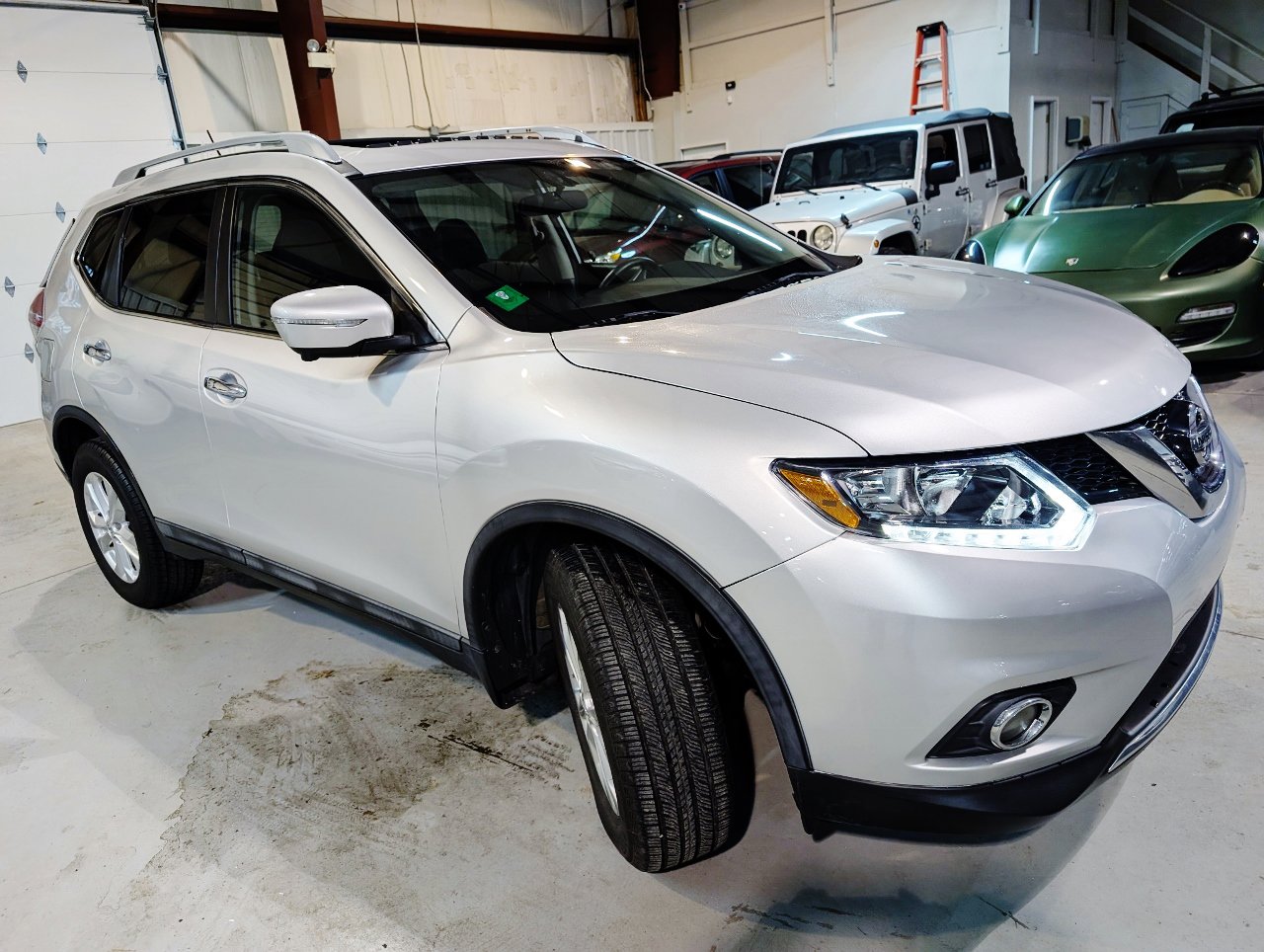 Used 2015 Nissan Rogue SV w/ SV Premium Package image 12
