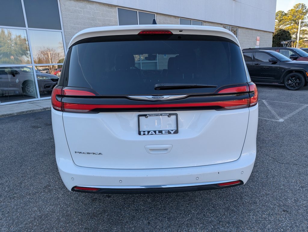 Used 2024 Chrysler Pacifica Touring-L image 7