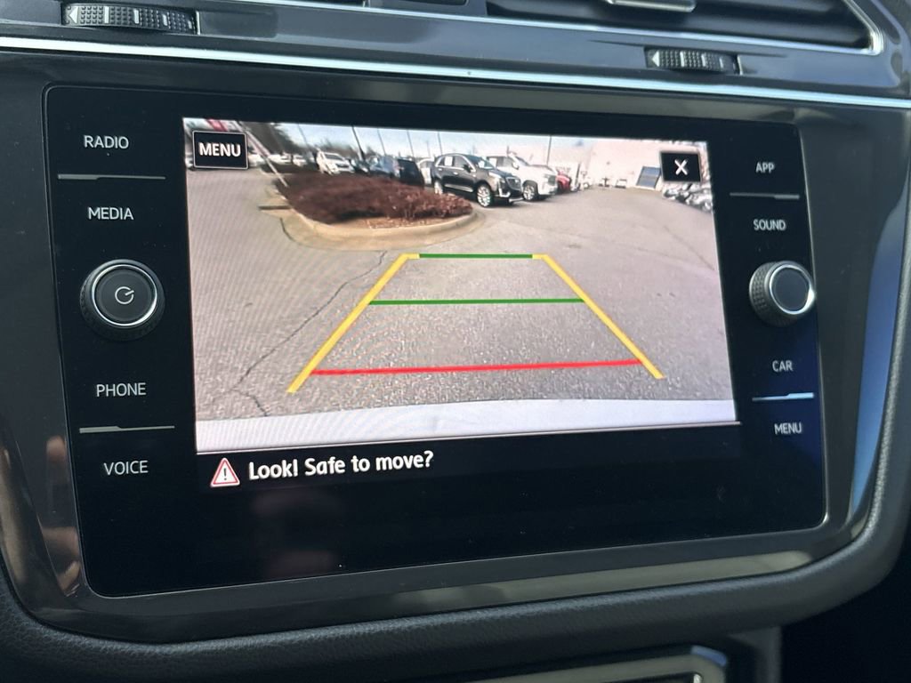 Used 2020 Volkswagen Tiguan SE w/ Panoramic Sunroof Package image 16
