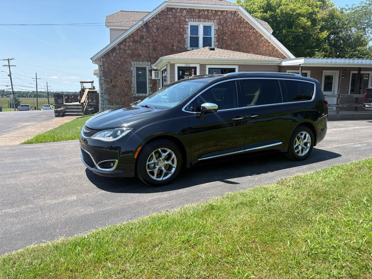 Used 2017 Chrysler Pacifica Limited w/ UConnect Theater Package FWD image 1