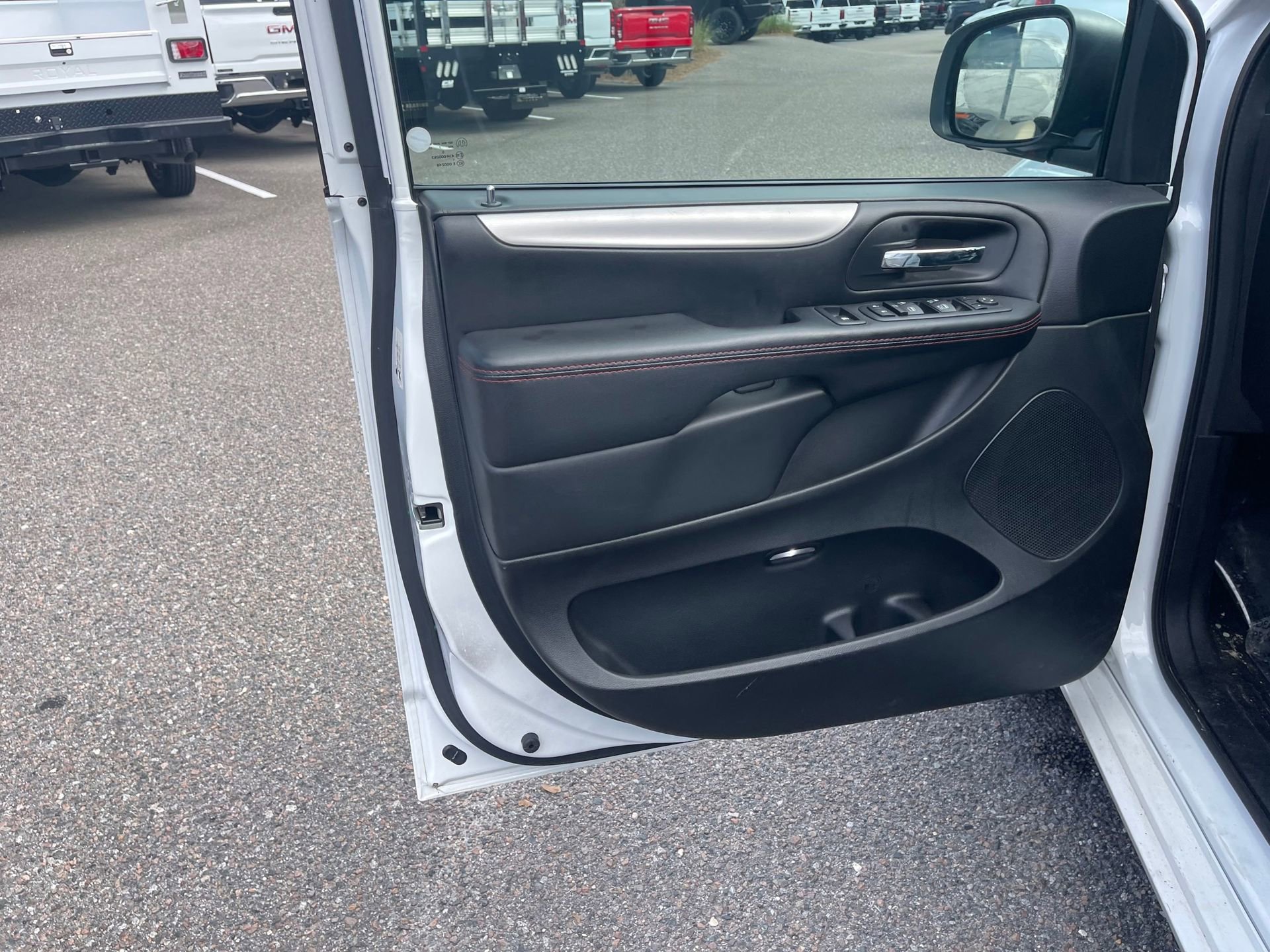 Used 2017 Dodge Grand Caravan GT image 11