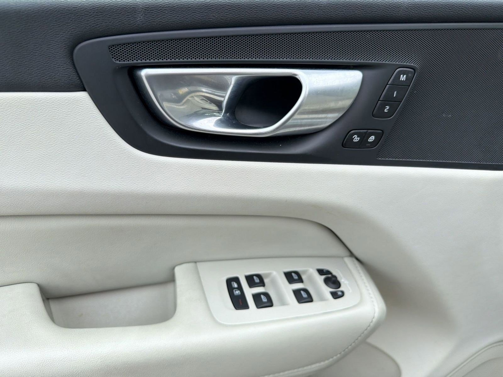 Certified 2024 Volvo XC60 B5 Plus w/ Protection Package Premier AWD/4WD image 13