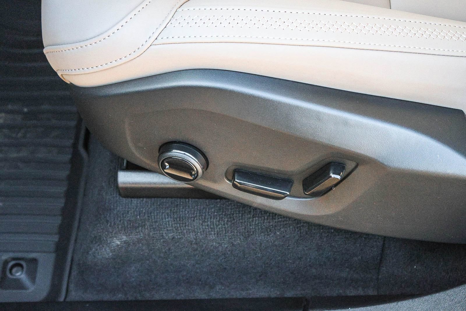 New 2026 Volvo XC90 T8 Plus w/ Protection Package Premier image 30