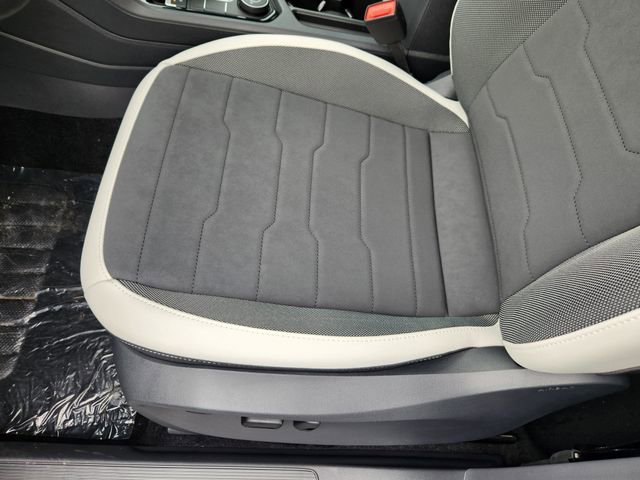 New 2025 Volkswagen Taos SE image 24