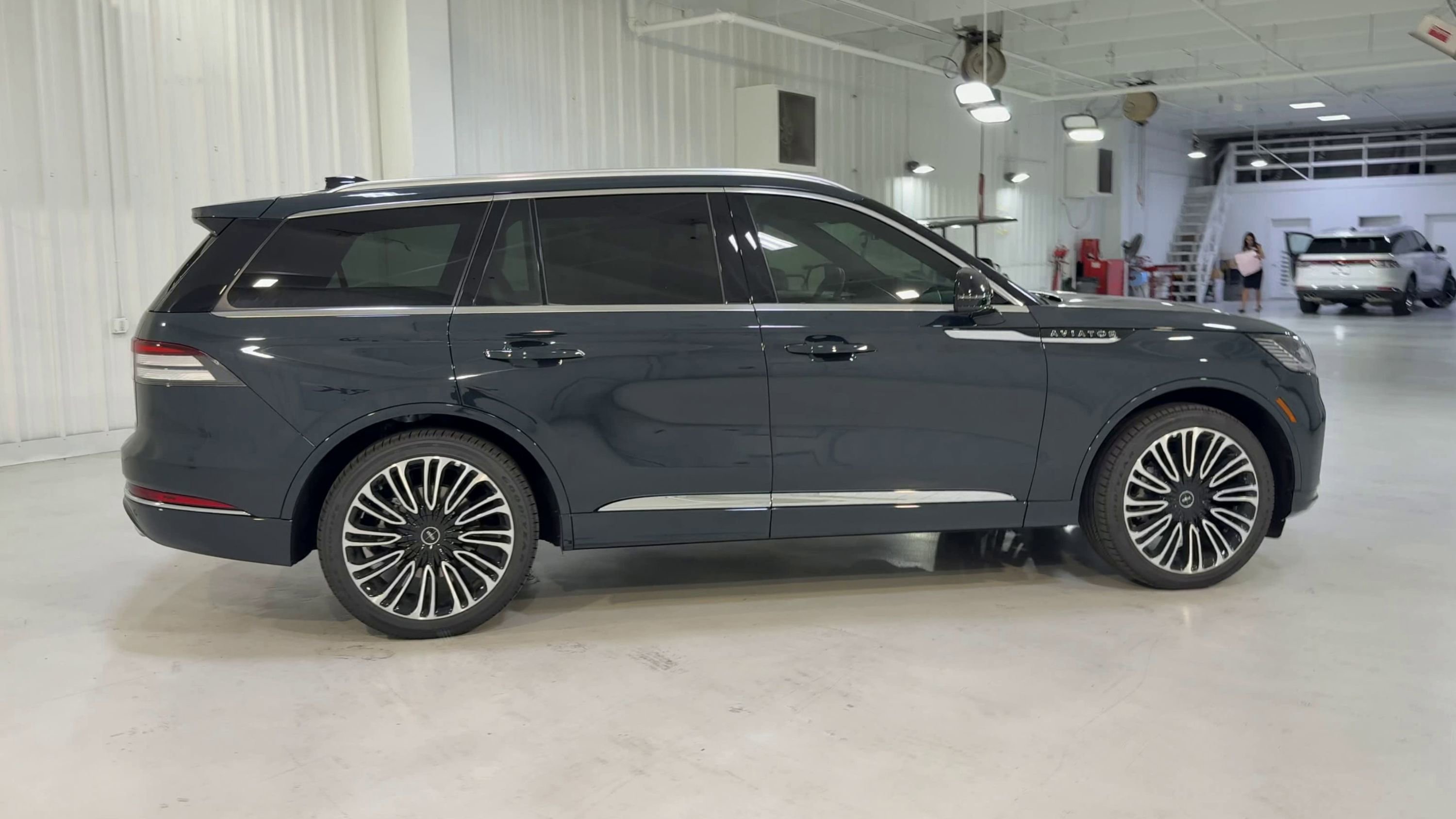 New 2025 Lincoln Aviator Black Label AWD/4WD image 2