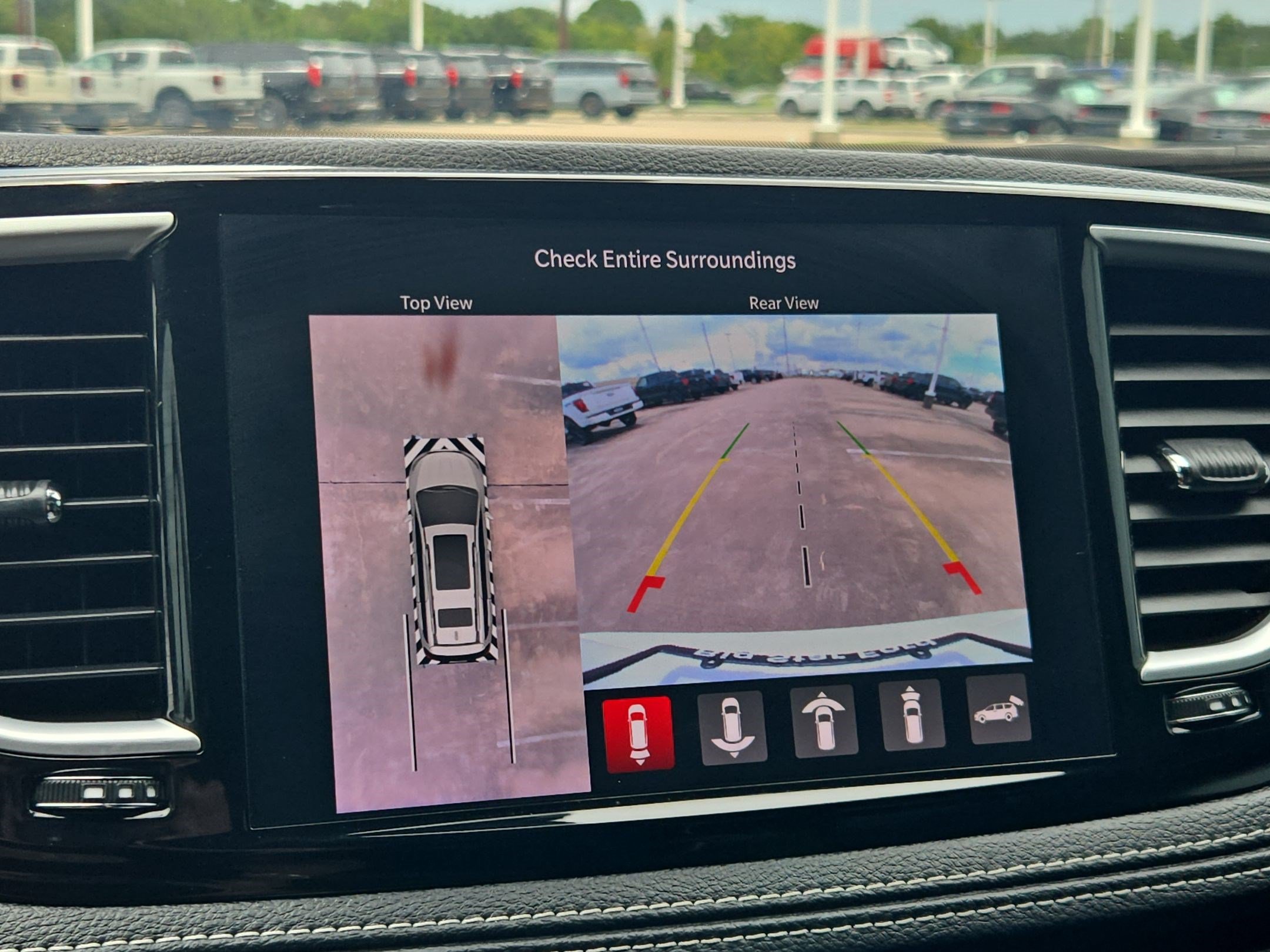 Used 2024 Chrysler Pacifica Limited w/ Uconnect Theater Family Group FWD image 26