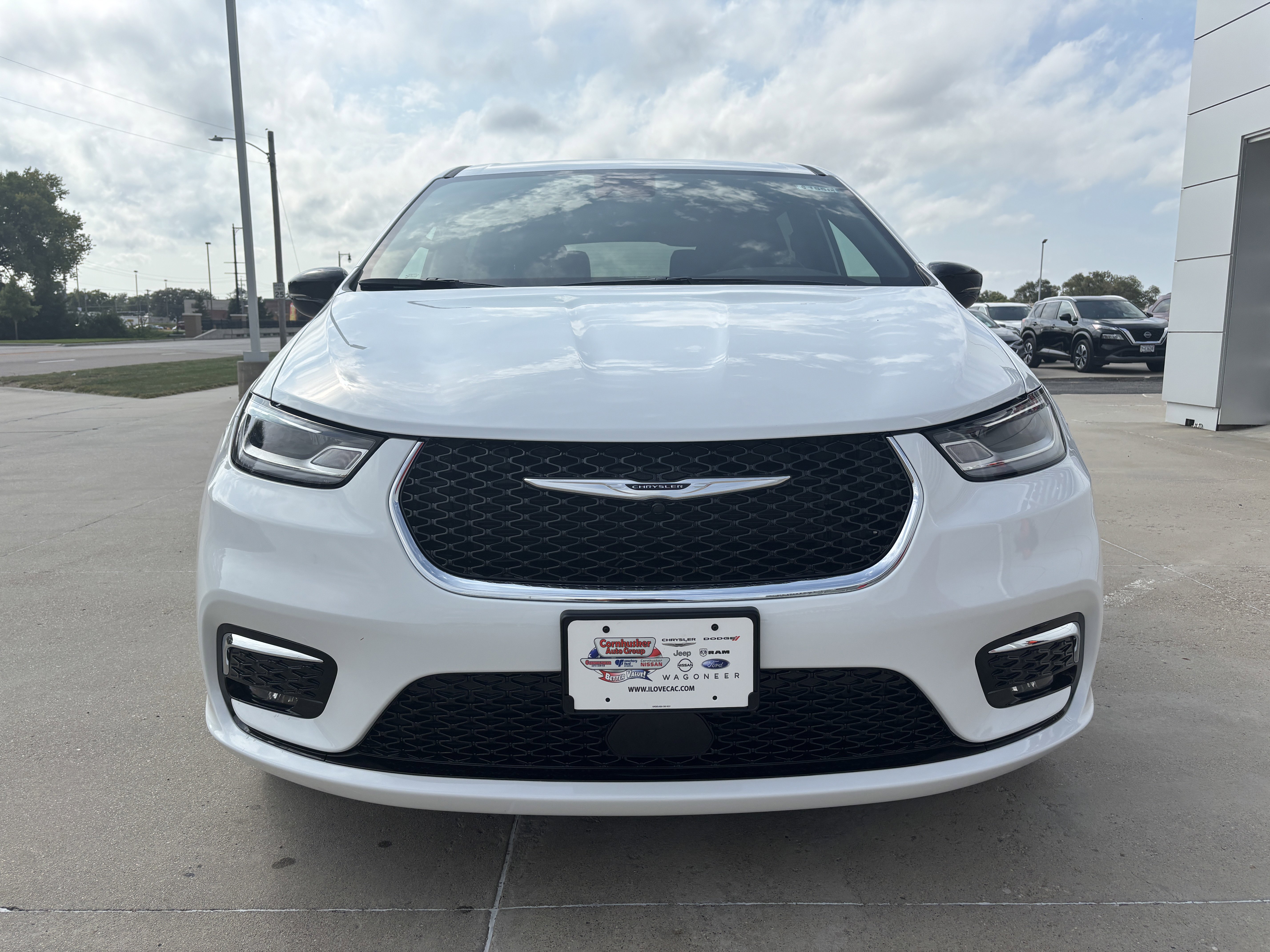 New 2026 Chrysler Pacifica Select image 3