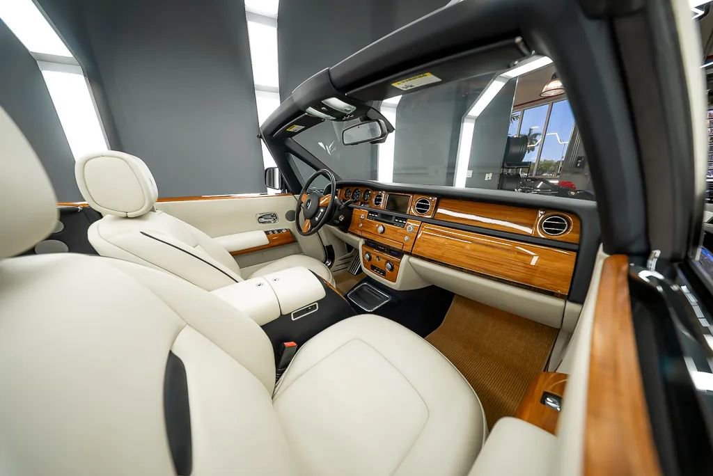 Used 2010 Rolls-Royce Phantom Drophead Coupe RWD image 28