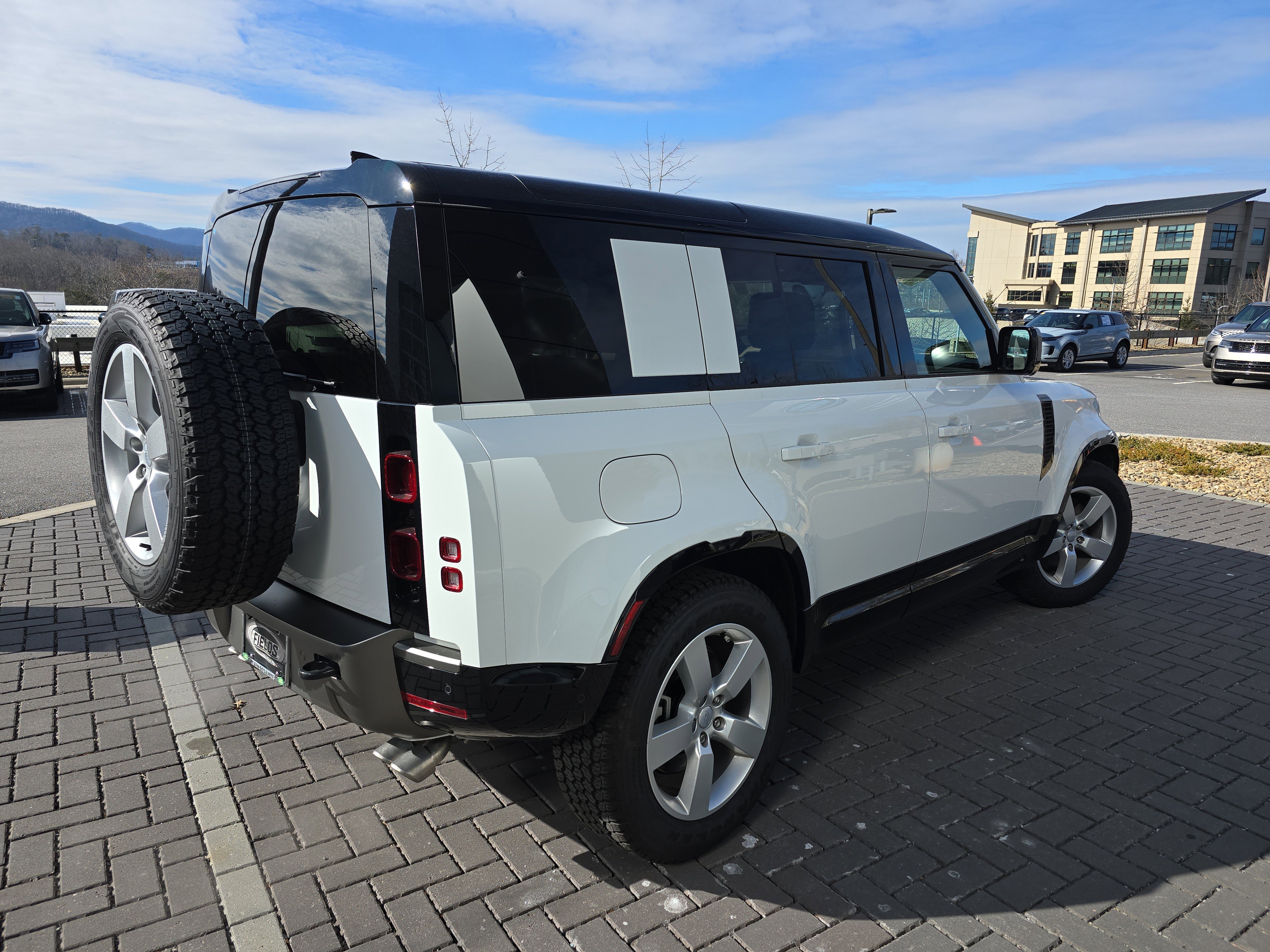 Certified 2025 Land Rover Defender 110 X-Dynamic SE AWD/4WD image 5
