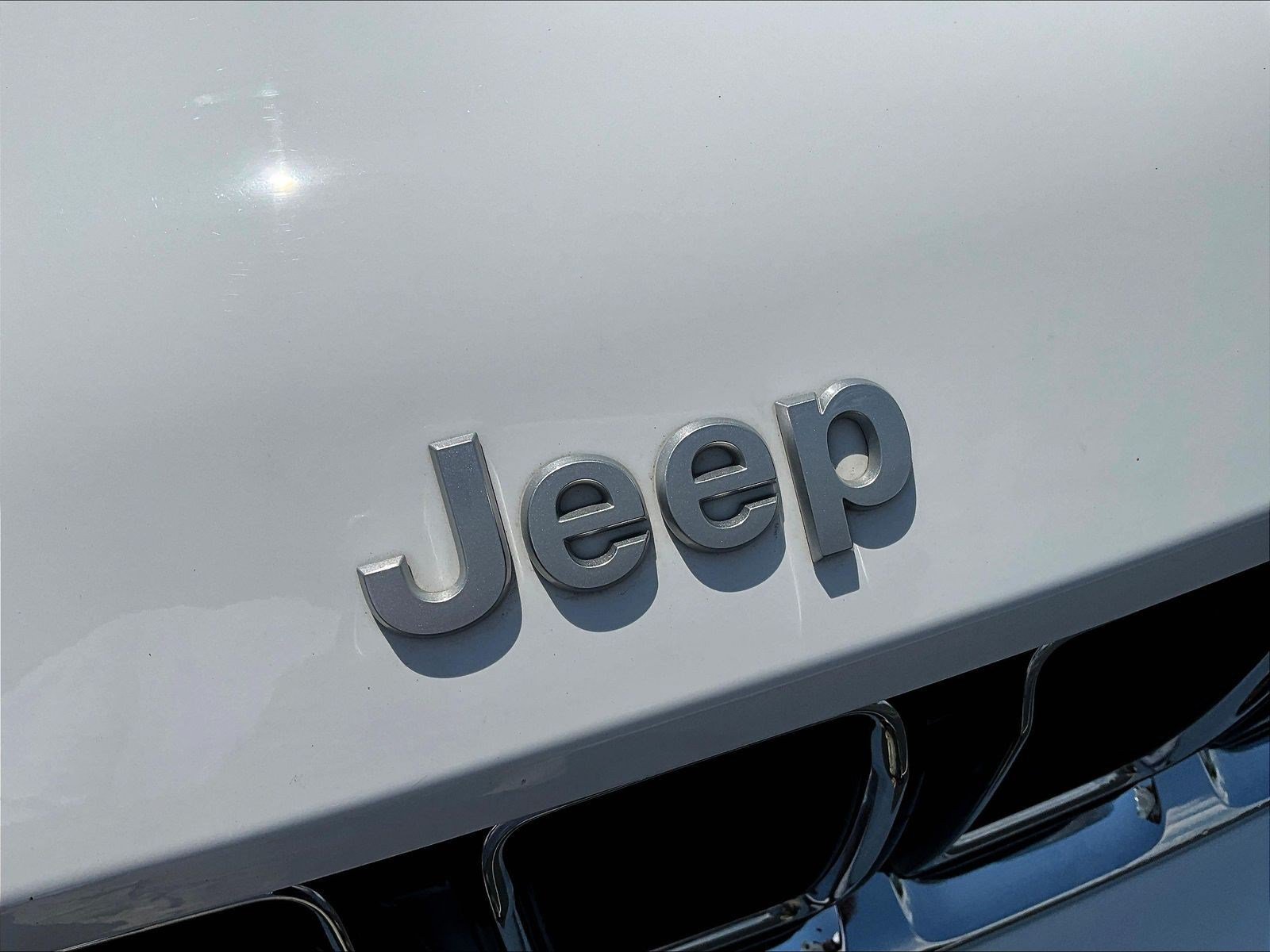Used 2024 Jeep Grand Cherokee Laredo AWD/4WD image 31