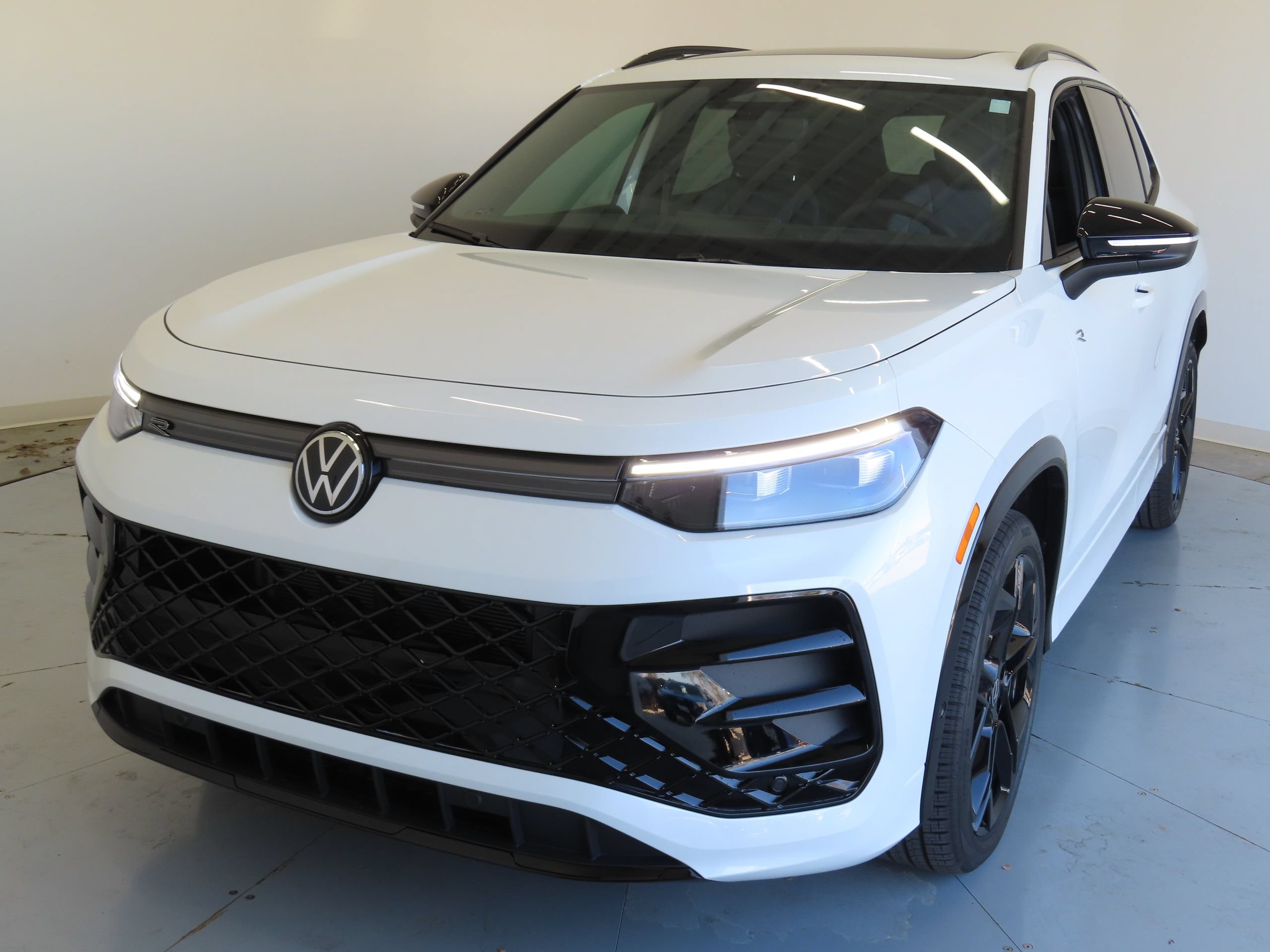 New 2026 Volkswagen Tiguan SE R-Line FWD image 8