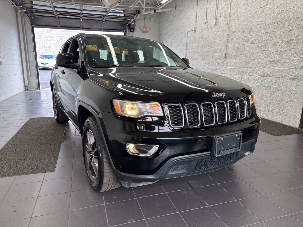 Used 2018 Jeep Grand Cherokee Laredo image 2