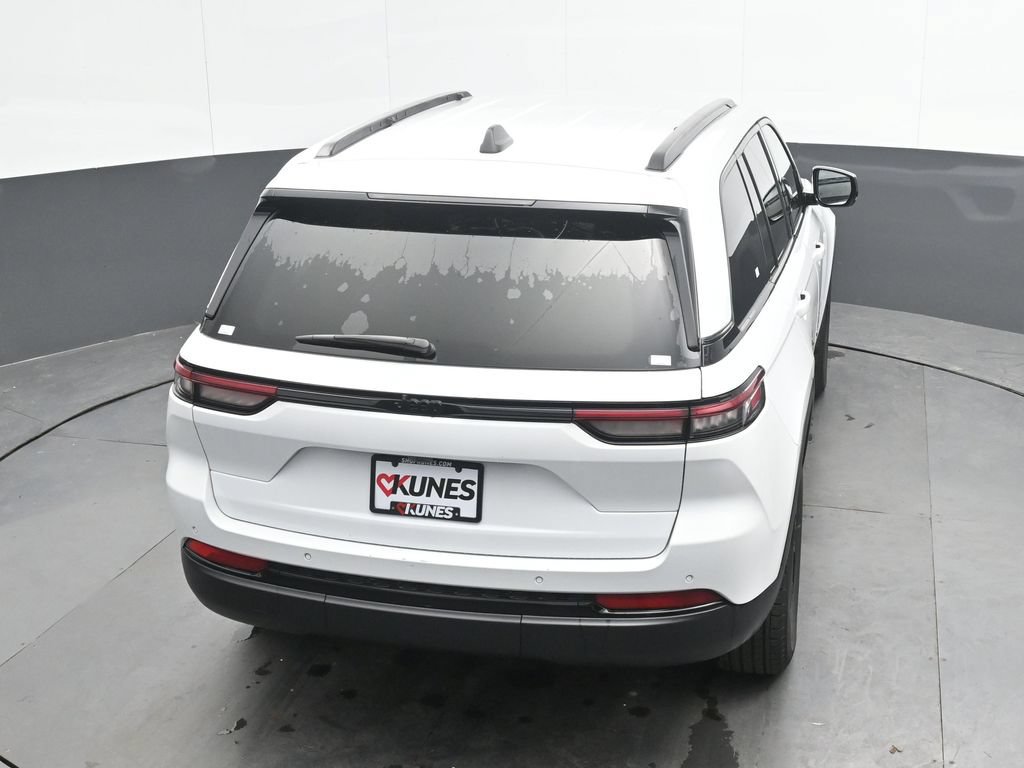Used 2025 Jeep Grand Cherokee Altitude AWD/4WD image 28