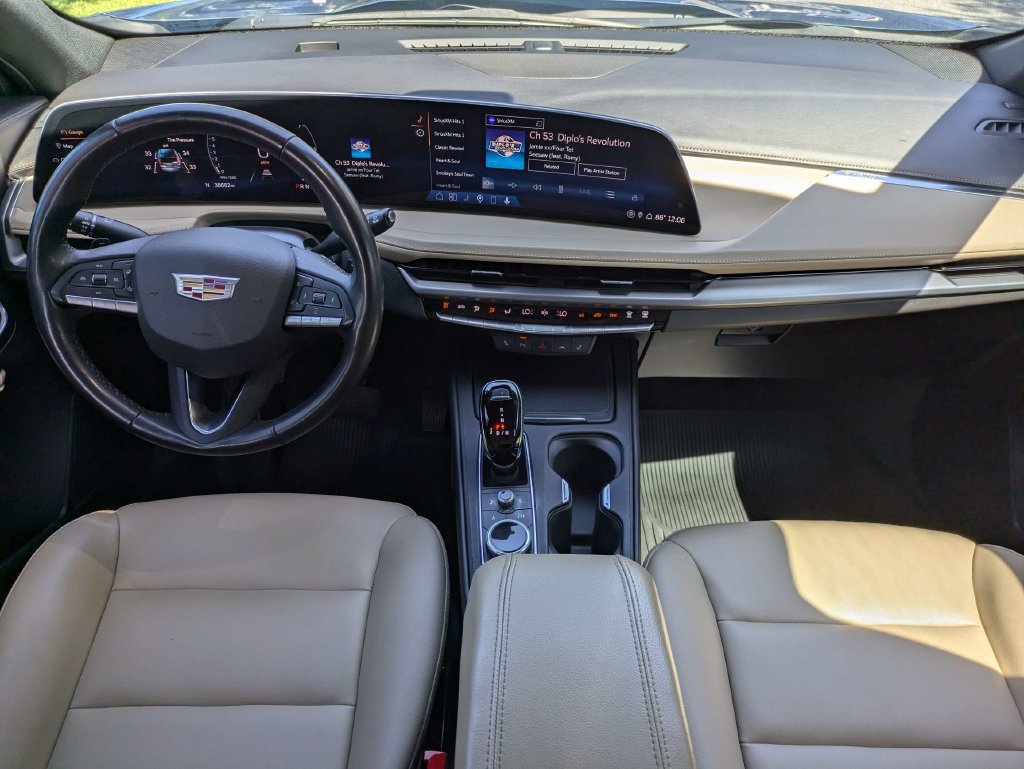 Certified 2024 Cadillac XT4 Luxury w/ Cold Weather Package FWD image 15