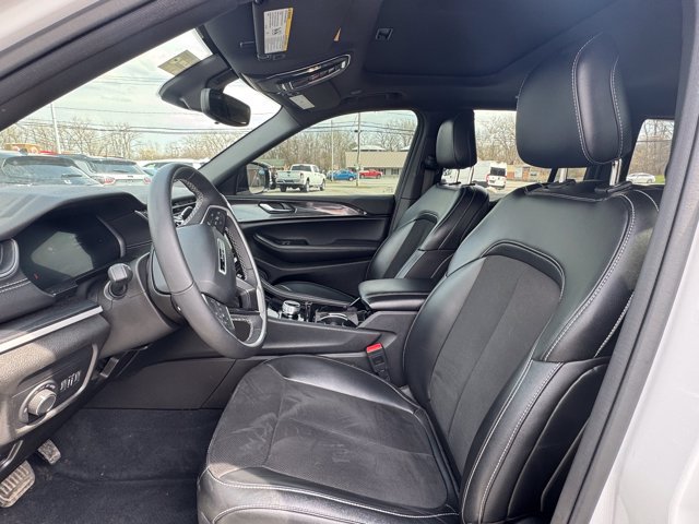 Used 2023 Jeep Grand Cherokee Altitude AWD/4WD image 7