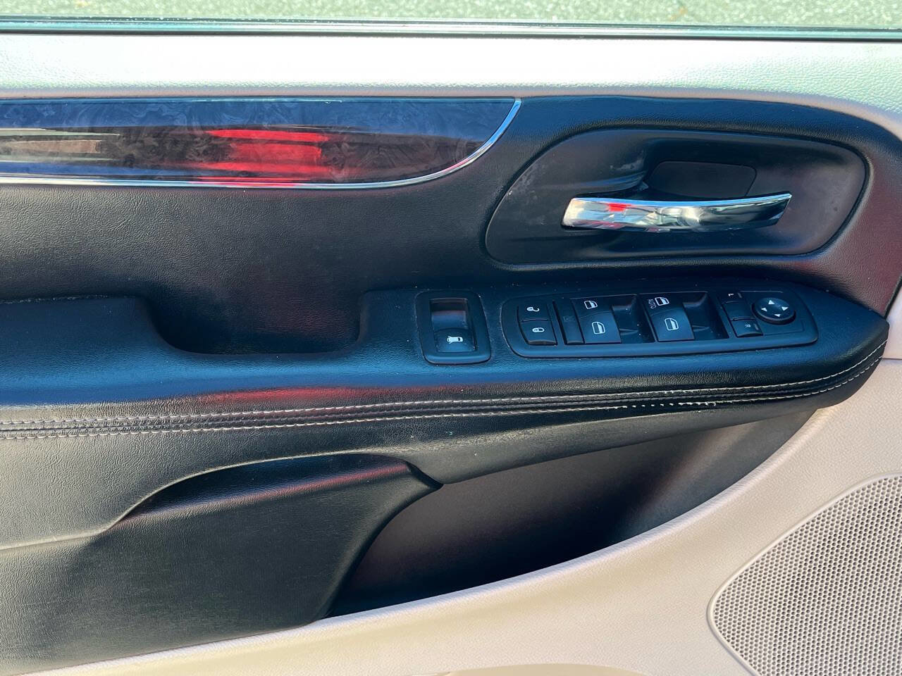 Used 2011 Chrysler Town & Country Touring-L image 16