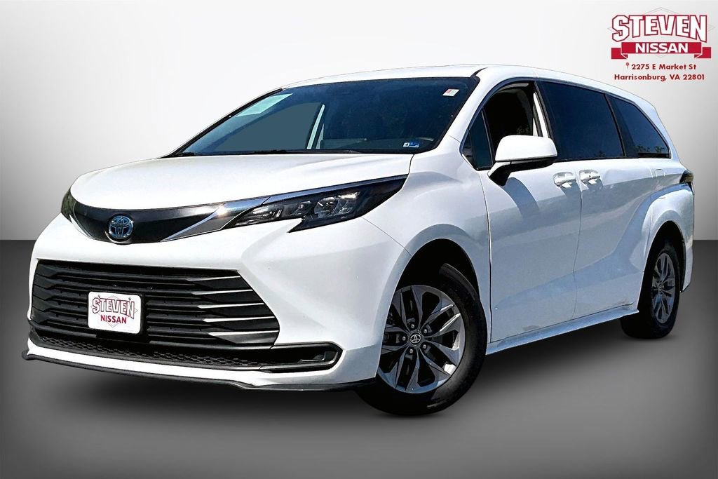 Used 2024 Toyota Sienna LE FWD image 3