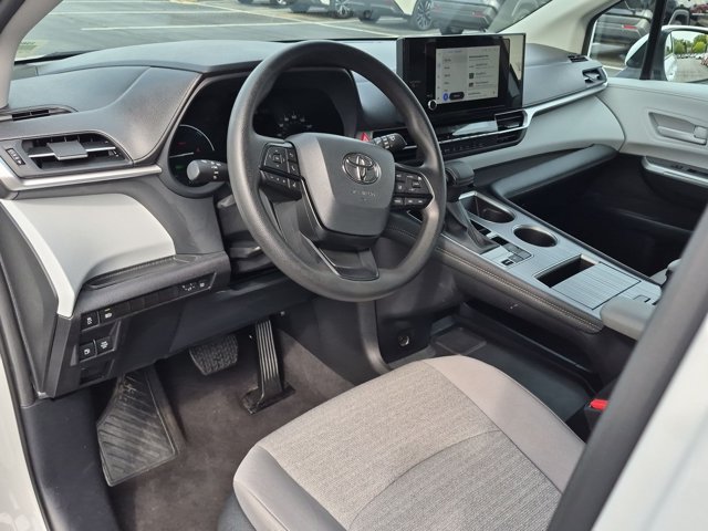 Certified 2026 Toyota Sienna LE FWD image 4