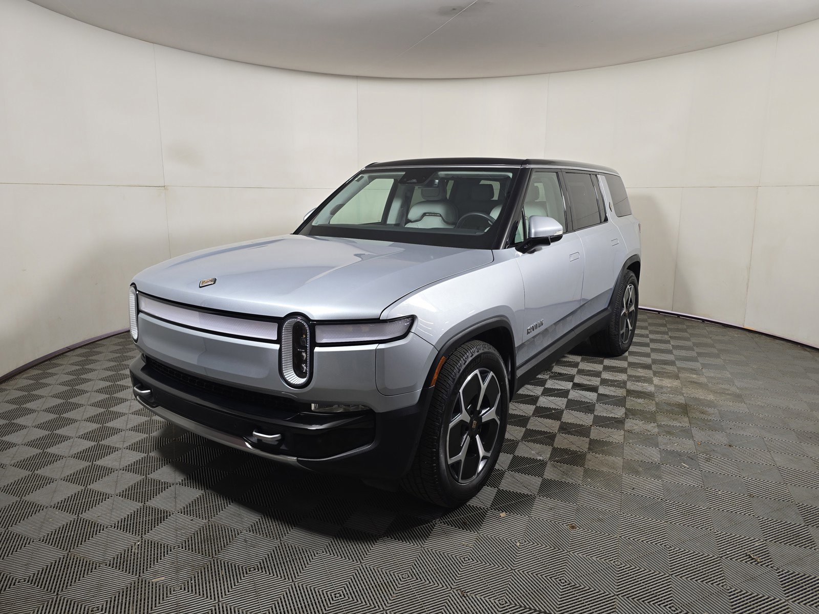 Used 2024 Rivian R1S Adventure AWD/4WD image 1