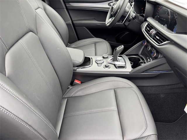 New 2025 Alfa Romeo Stelvio Sprint image 9