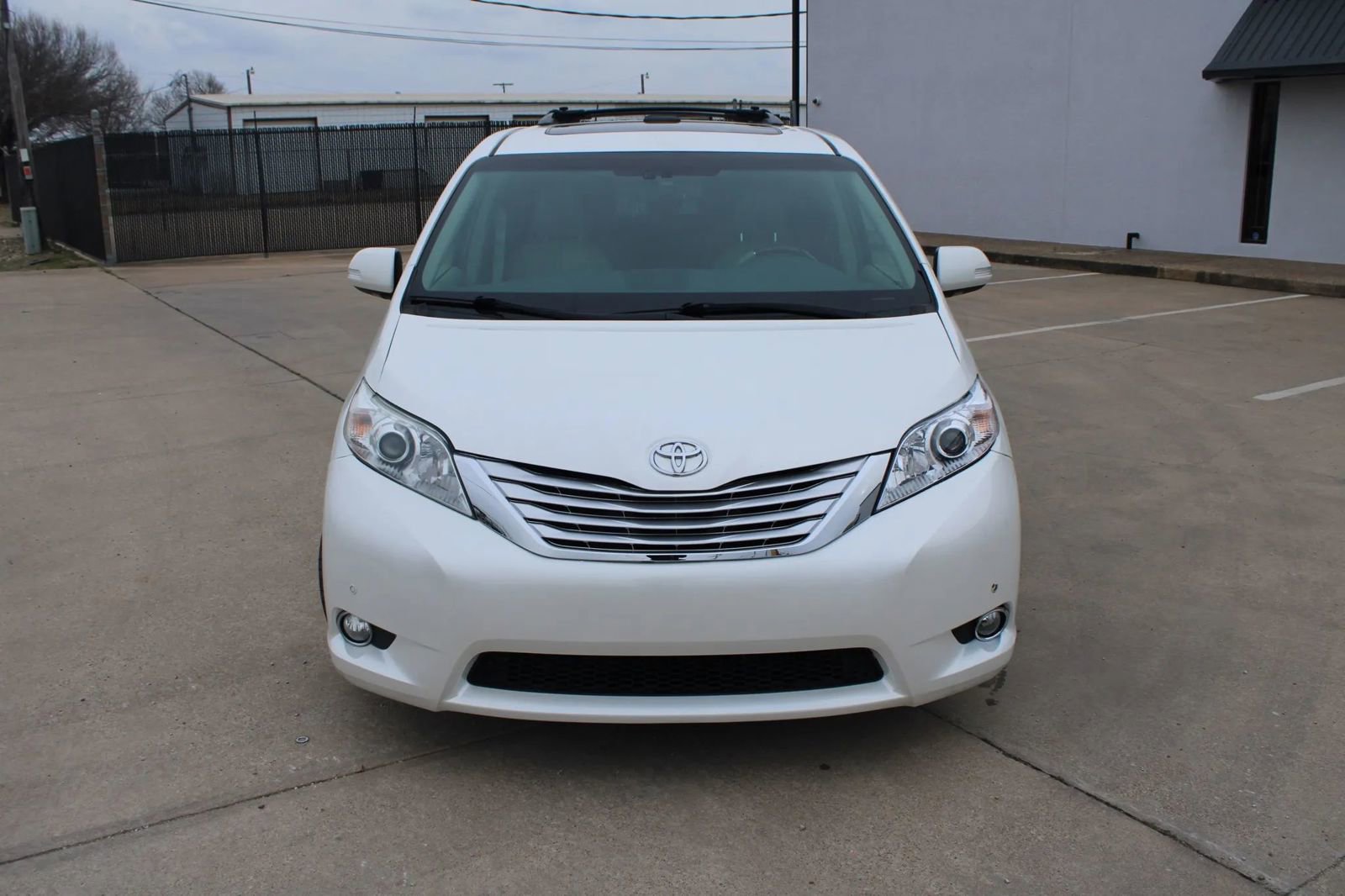 Used 2013 Toyota Sienna Limited w/ Premium Pkg image 2