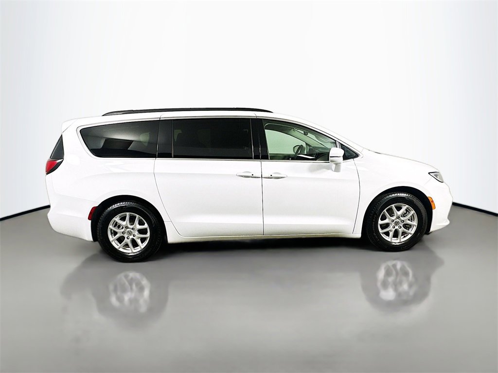 Used 2022 Chrysler Pacifica Touring-L image 7