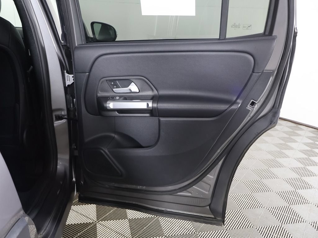 Used 2023 Mercedes-Benz GLB 250 4MATIC w/ Premium Package image 26