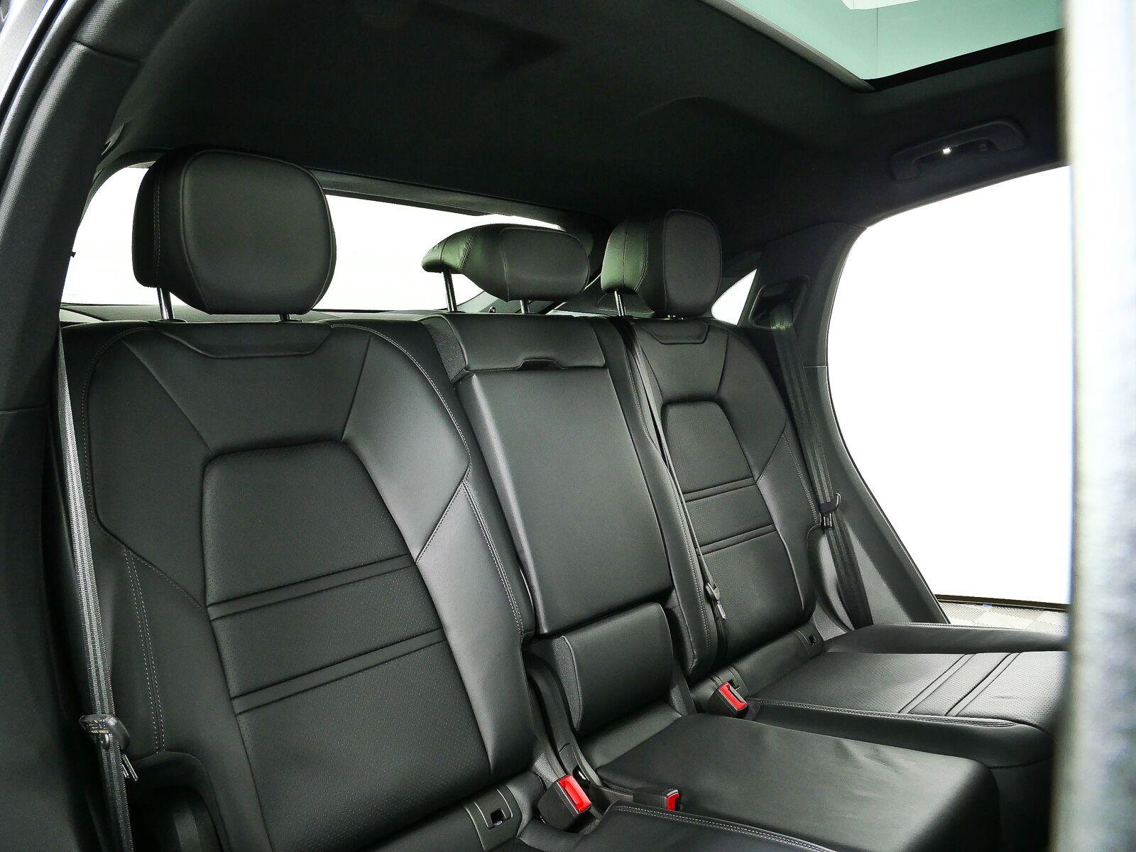 Certified 2024 Porsche Cayenne Coupe AWD/4WD image 24