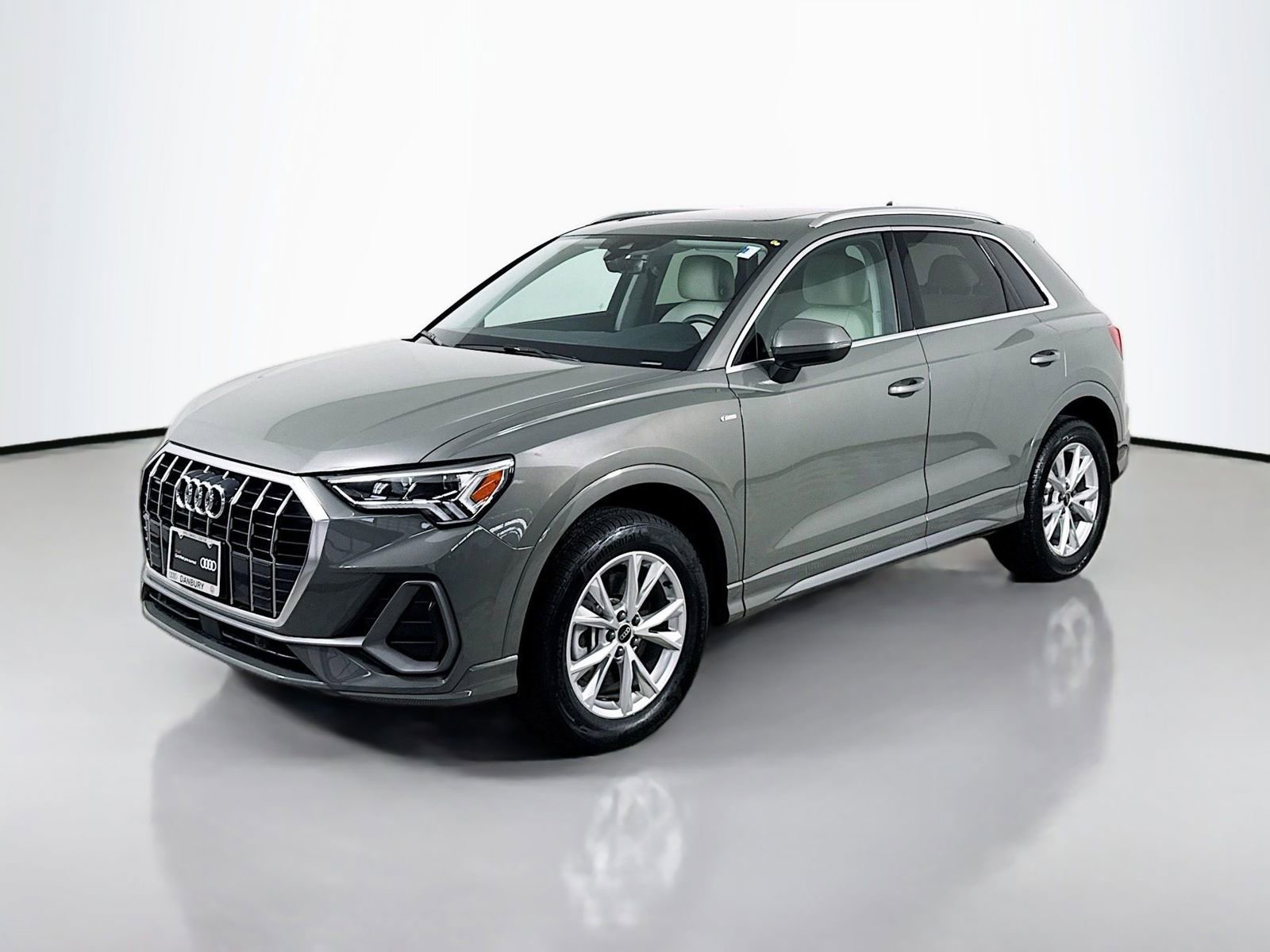 Used 2023 Audi Q3 2.0T Premium w/ Convenience Package AWD/4WD image 1