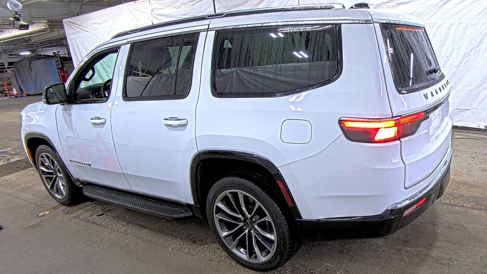 Used 2024 Jeep Wagoneer Series III AWD/4WD image 8