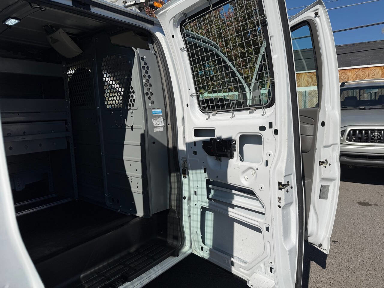 Used 2014 Chevrolet Express 2500 image 33