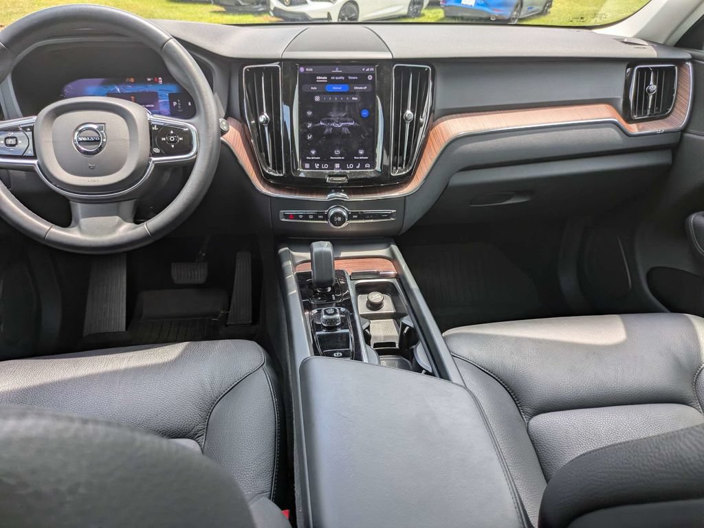 Used 2023 Volvo XC60 B5 Plus w/ Climate Package AWD/4WD image 16