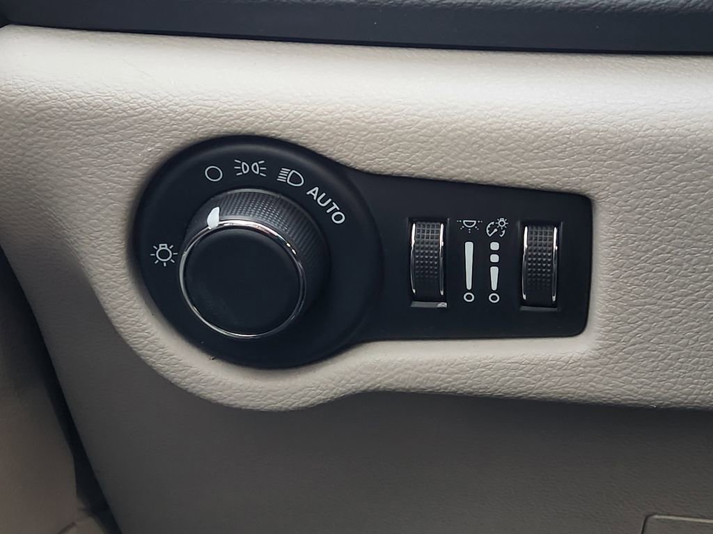 Used 2023 Chrysler Voyager LX image 23