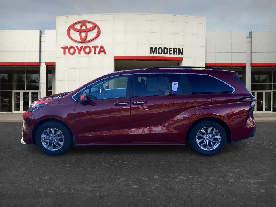 Certified 2025 Toyota Sienna XLE image 7